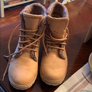 White Mountain Cliffs, like new, size 8.5